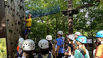 Kinder im Waldklettergarten