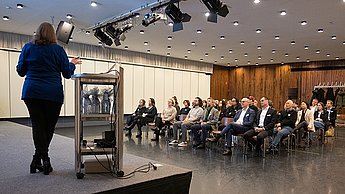 Person hält eine Rede