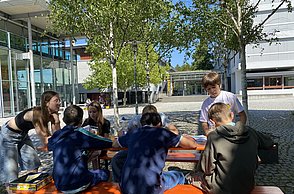 Kinder spielen Stille Post auf dem Campus der Hochschule Pforzheim