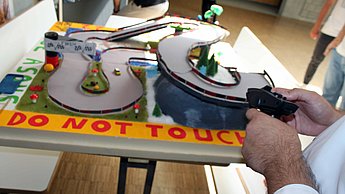 Studierende des Wirtschaftsingenieurwesens entwickelten eine Miniatur-Rennbahn, diese sollte nicht nur stabil sein, gut aussehen und Spaß machen, sondern darüber hinaus kosteneffizient und modular im Aufbau konstruiert werden.