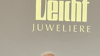 Juwelier Georg leicht hält eine Präsentation.