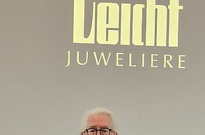 Juwelier Georg leicht hält eine Präsentation.