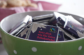 Fairtrade-Schokolade in Schüssel