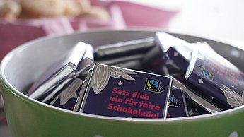 Fairtrade-Schokolade in Schüssel