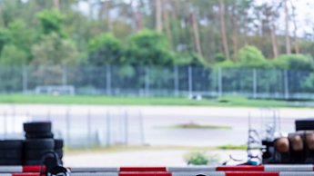 Personen beim Kartfahren