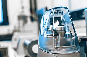 Die Fotos zeigen die Ausstattung der Labore des STI, technische Messgeräte, Mikroskope, Bildschirme und PCs sowie Arbeitsplätze.