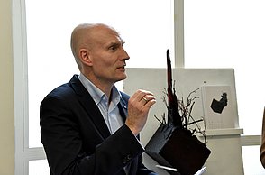 Mann hält Präsentation