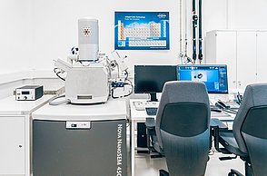 Die Fotos zeigen die Ausstattung der Labore des STI, technische Messgeräte, Mikroskope, Bildschirme und PCs sowie Arbeitsplätze.