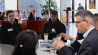 Firmenvertreter im Austausch mit Studierenden