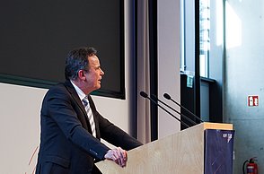 Der Rektor Professor Jautz begrüßt die ersten Besucherinnen und Besucher im Audimax