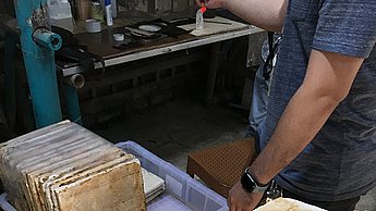 Die Mycotech Eco Factory forscht auch an der Herstellung von Bodenplatten aus Mycelium und Holzspänen