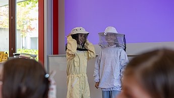 Im Workshop mit Felix Bischoff konnten die Kids in die Welt der Imkerei schnuppern und dabei selbst in Imkeranzüge schlüpfen,