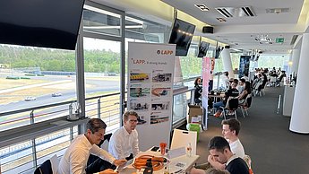 Personengruppe an einem Tisch sitzend