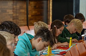 Mehrere Kinder beim Basteln