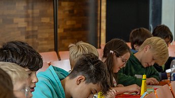 Mehrere Kinder beim Basteln