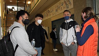... "Wir hatten eine konkrete Frage zur Vorlesung 'Projektmanagement'. Jetzt wissen wir, worauf der Professor hier bei der Abgabe besonders achtet", so Koray Arseven.