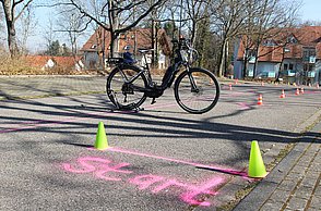 Probandenstudie des Forschungsprojekts „BikeAssist“ an der Hochschule Pforzheim: Mehr als 60 Frauen und Männer zwischen 60 und 84 Jahren absolvierten auf einem mit Sensoren und Messtechnik ausgestatteten Pedelec verschiedene Fahraufgaben. 