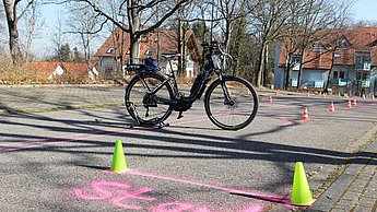 Probandenstudie des Forschungsprojekts „BikeAssist“ an der Hochschule Pforzheim: Mehr als 60 Frauen und Männer zwischen 60 und 84 Jahren absolvierten auf einem mit Sensoren und Messtechnik ausgestatteten Pedelec verschiedene Fahraufgaben. 