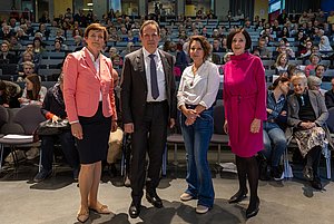 Das Studium Generale Team posiert stolz vor einem vollen Hörsaal.