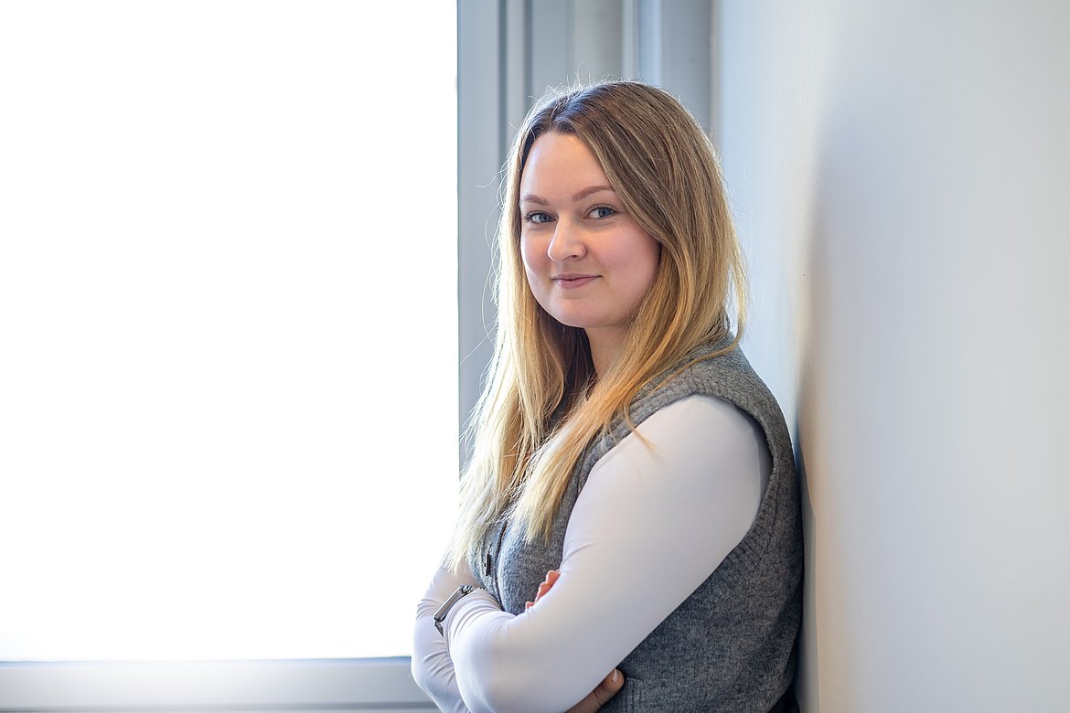 Junge Frau schaut in die Kamera