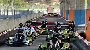 Startaufstellung beim Kartfahren
