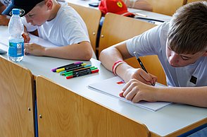 Kinder beim Malen und Basteln
