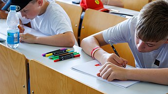 Kinder beim Malen und Basteln