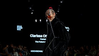 Präsentation eines Outfits auf dem Laufsteg bei der Neo Fashion 