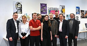Gruppe von Studis und Professor*innen rund um das Auswahlverfahren zum Jubiläumslogo