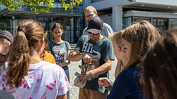 So funktioniert ein Smoker, der die Bienen bei der Honigernte träge machen soll.