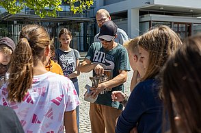 So funktioniert ein Smoker, der die Bienen bei der Honigernte träge machen soll.