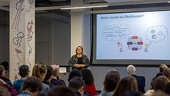 Referentin spricht vor Publikum