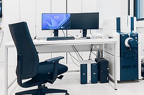 Die Fotos zeigen die Ausstattung der Labore des STI, technische Messgeräte, Mikroskope, Bildschirme und PCs sowie Arbeitsplätze.