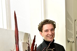 Person neben einem Projekt