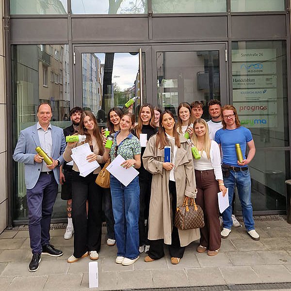 Students of the BKPM program in front of the Psyma building during their excursion.