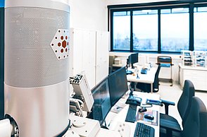 Die Fotos zeigen die Ausstattung der Labore des STI, technische Messgeräte, Mikroskope, Bildschirme und PCs sowie Arbeitsplätze.