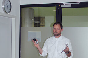 Medizintechnik zum Anfassen: Professor Tobias Preckel zeigt den Schülern ein künstliches Hüftgelenk.