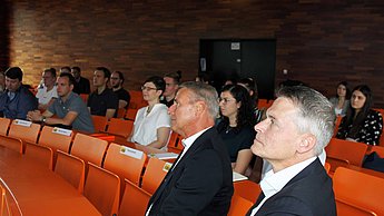 Herzlich willkommen: Professor Matthias Weyer (ganz rechts) und Professor Dr. Stefan Foschiani (zweiter von rechts) begrüßen 37 neue Studierende in ihren berufsbegleitenden Masterstudiengängen an der Hochschule Pforzheim.