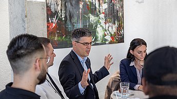 Firmenvertreter im Austausch mit Studierenden