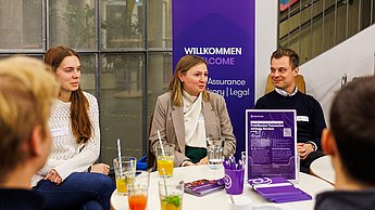 Vertreter der Firma Grant Thornton im Austausch mit Studiereden und ein Roll-up der Firma.