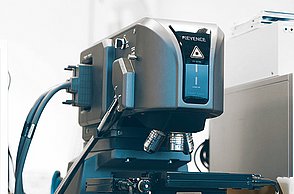 Die Fotos zeigen die Ausstattung der Labore des STI, technische Messgeräte, Mikroskope, Bildschirme und PCs sowie Arbeitsplätze.