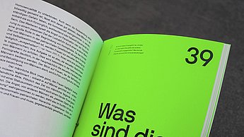 Aufgeklapptes Buch in dem steht "Was sind die Ursachen von ´Gay Shame´?"