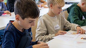 Kinder versuchen sich an ihren Codes (sie legen sie mit Smiies)