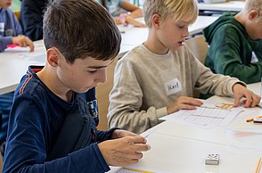 Kinder versuchen sich an ihren Codes (sie legen sie mit Smiies)
