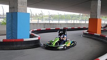 Person beim Kartfahren
