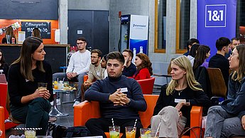 Studierende und Vertreterin der Firma Würth