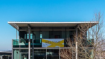 Die Blibliothek der Hochschule Pforzheim mit Willkommens-Banner