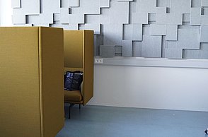 Akustikpanel und Arbeitsplätze mit hoher Lehne