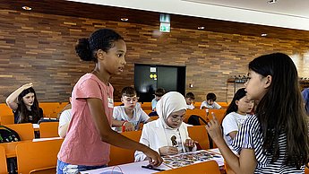 Kinder beim gemeinsamen Basteln