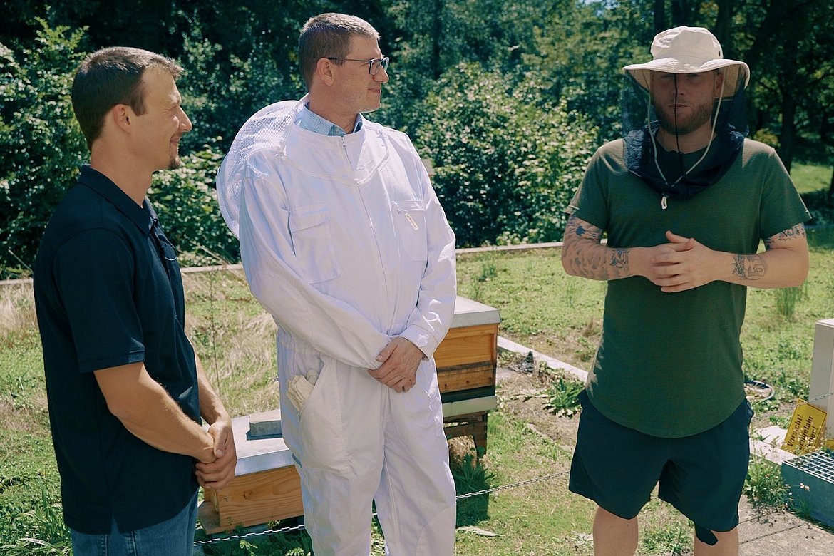 Felix Bischoff, Frank Bertagnolli im Imkeranzug, Kevin Gerwin mit Imkerhut(v.l.)